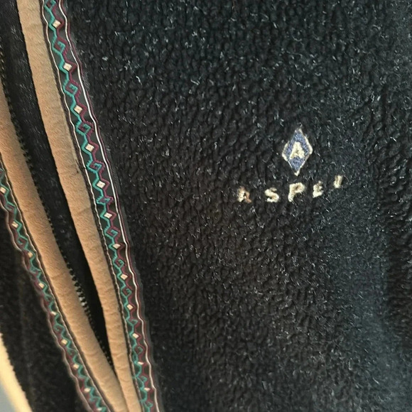 Leather trimmed fleece vest. - Picture 4 of 7